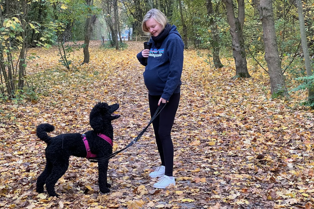 Annemarie mit Tiffany auf einem Waldweg im Herbstlaub