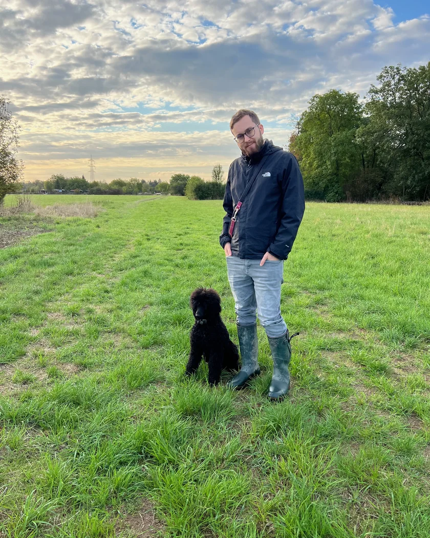 Seamus steht mit der jungen Tiffany auf einer Wiese