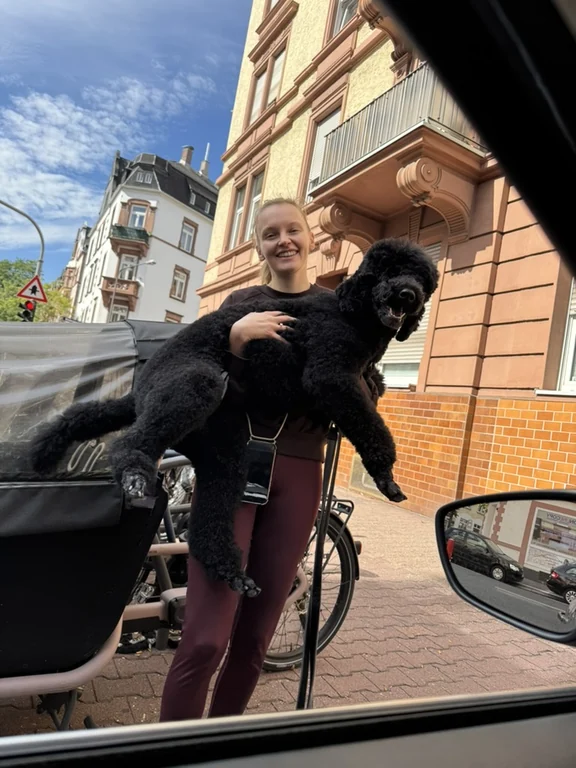 Annemarie trägt Tiffany auf dem Arm