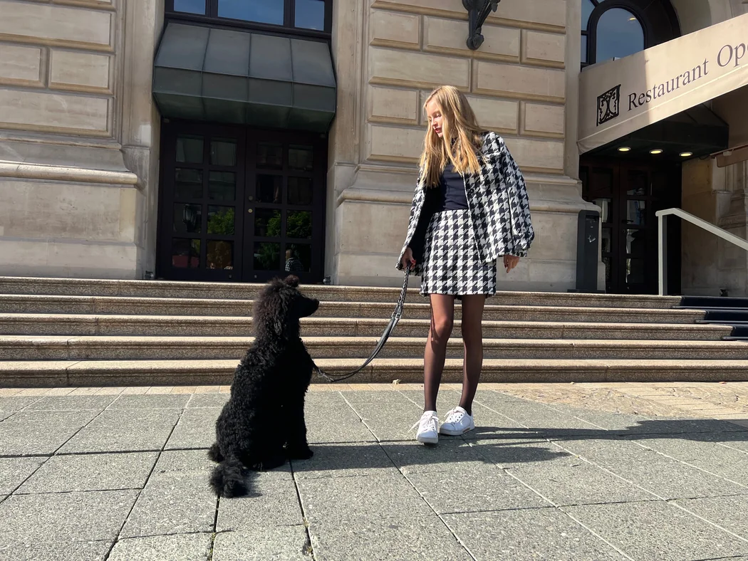 Tiffany sitzt vor der Alten Oper und schaut zu Annemarie hoch